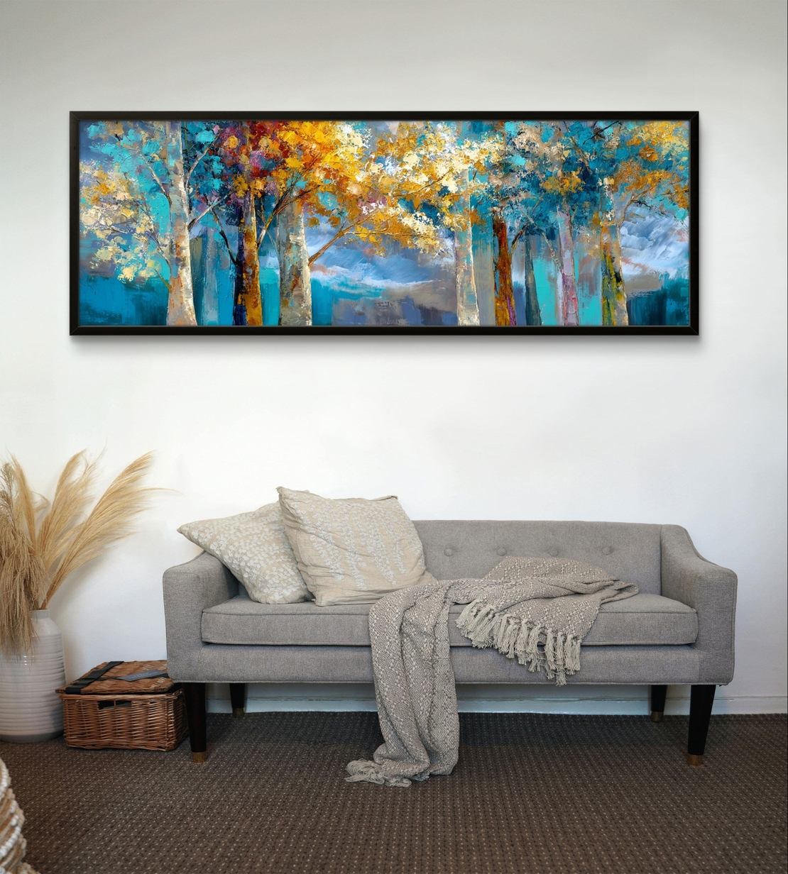 עיצוב קיר רחב עם עצים צבעוניים בצבעי כחול, טורקיז וזהב.