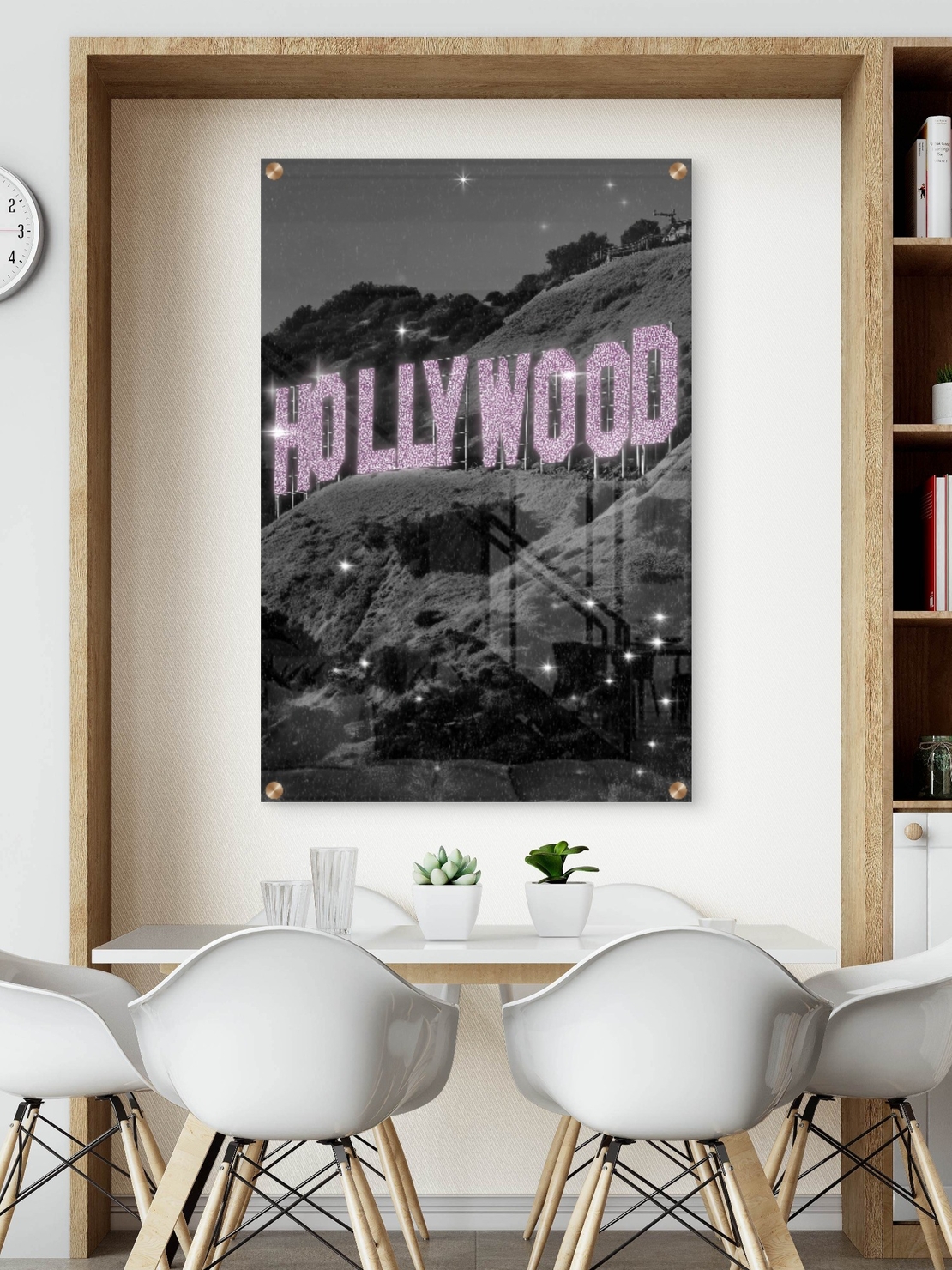 תמונת זכוכית של שלט HOLLYWOOD בגווני שחור־לבן עם אותיות ורודות מנצנצות, מתוך קולקציית NEXTGEN BY BAR של תכשיט לבית.