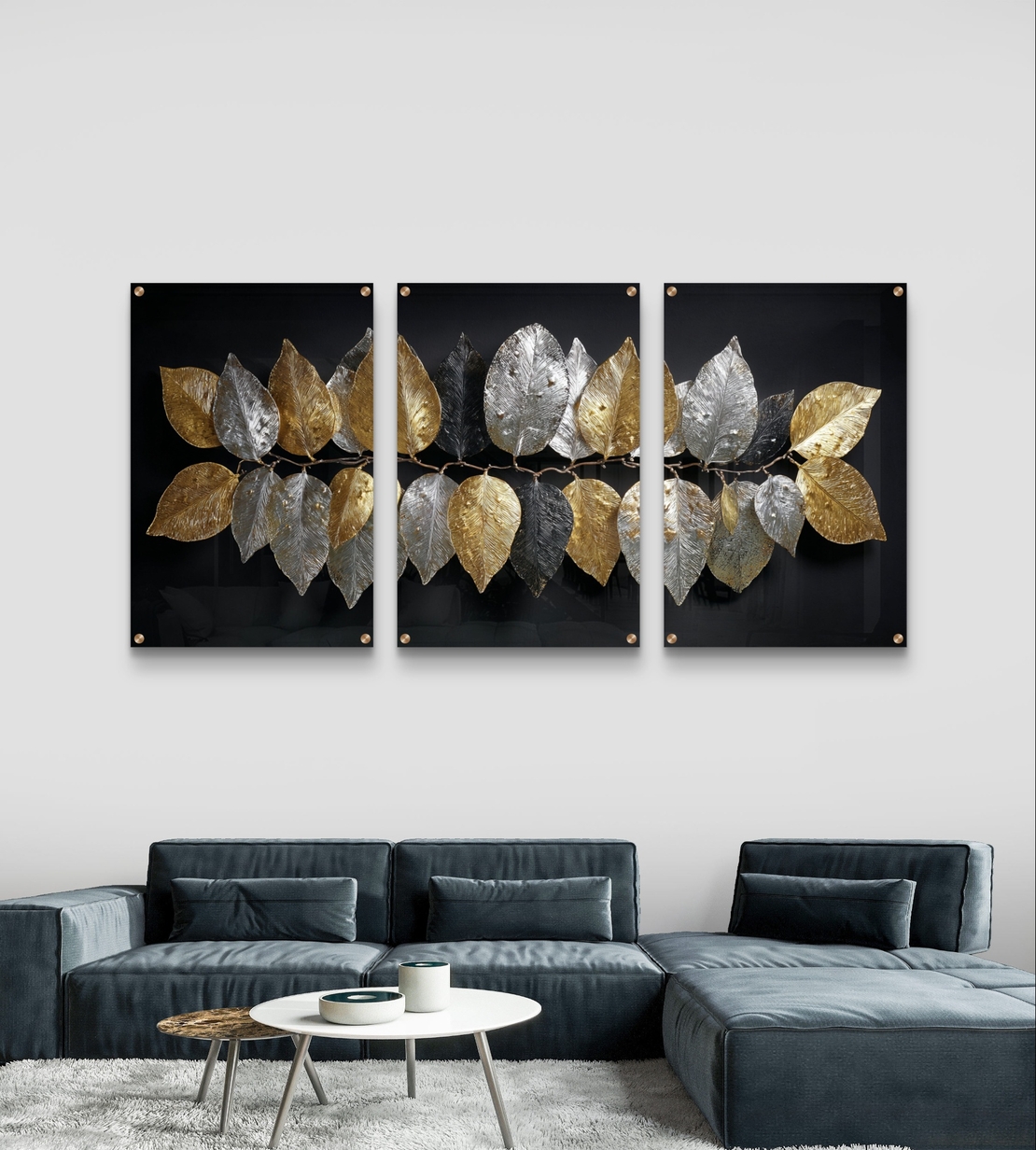 תמונת זכוכית שלשה עם עלים מוזהבים וכסופים על רקע שחור – תכשיט לבית
