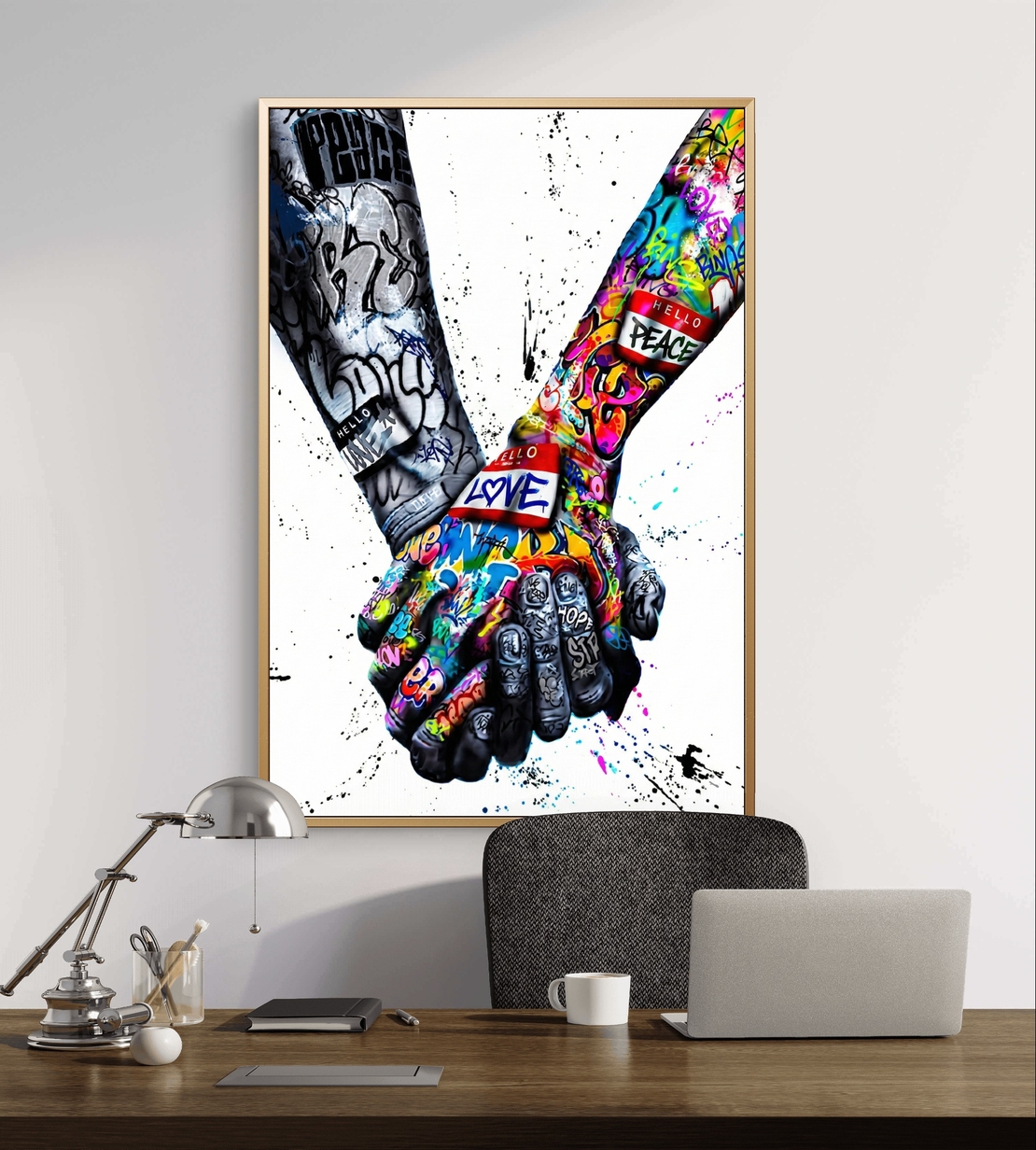 תמונת קנבס מוטיבציונית של שתי ידיים שלובות בעיצוב גרפיטי צבעוני עם מסר של חיבור, אהבה ואחדות
