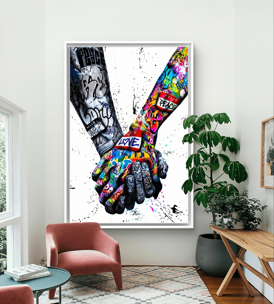 תמונת קנבס מוטיבציונית של שתי ידיים שלובות בעיצוב גרפיטי צבעוני עם מסר של חיבור, אהבה ואחדות