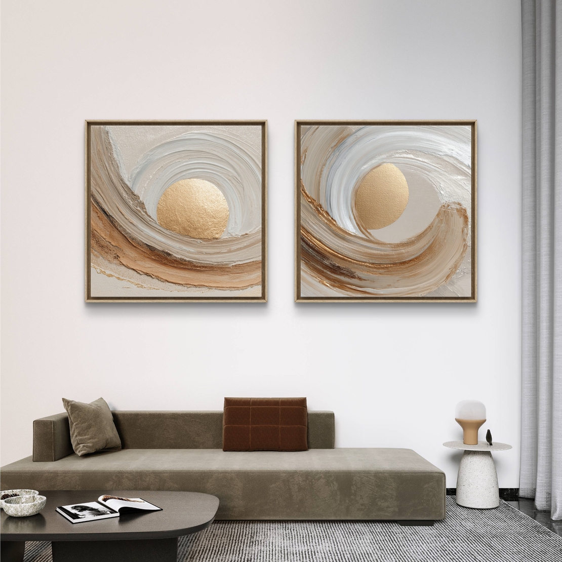 זוג תמונות קנבס מרובעות בסגנון אבסטרקטי עם אלמנט זהב וגוונים רכים