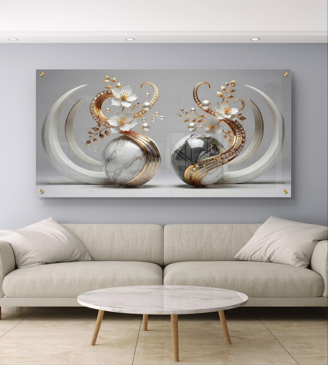 תמונה רחבה לסלון עם כדורים דמויי שיש ועיטורי פרחים לבנים וזהב