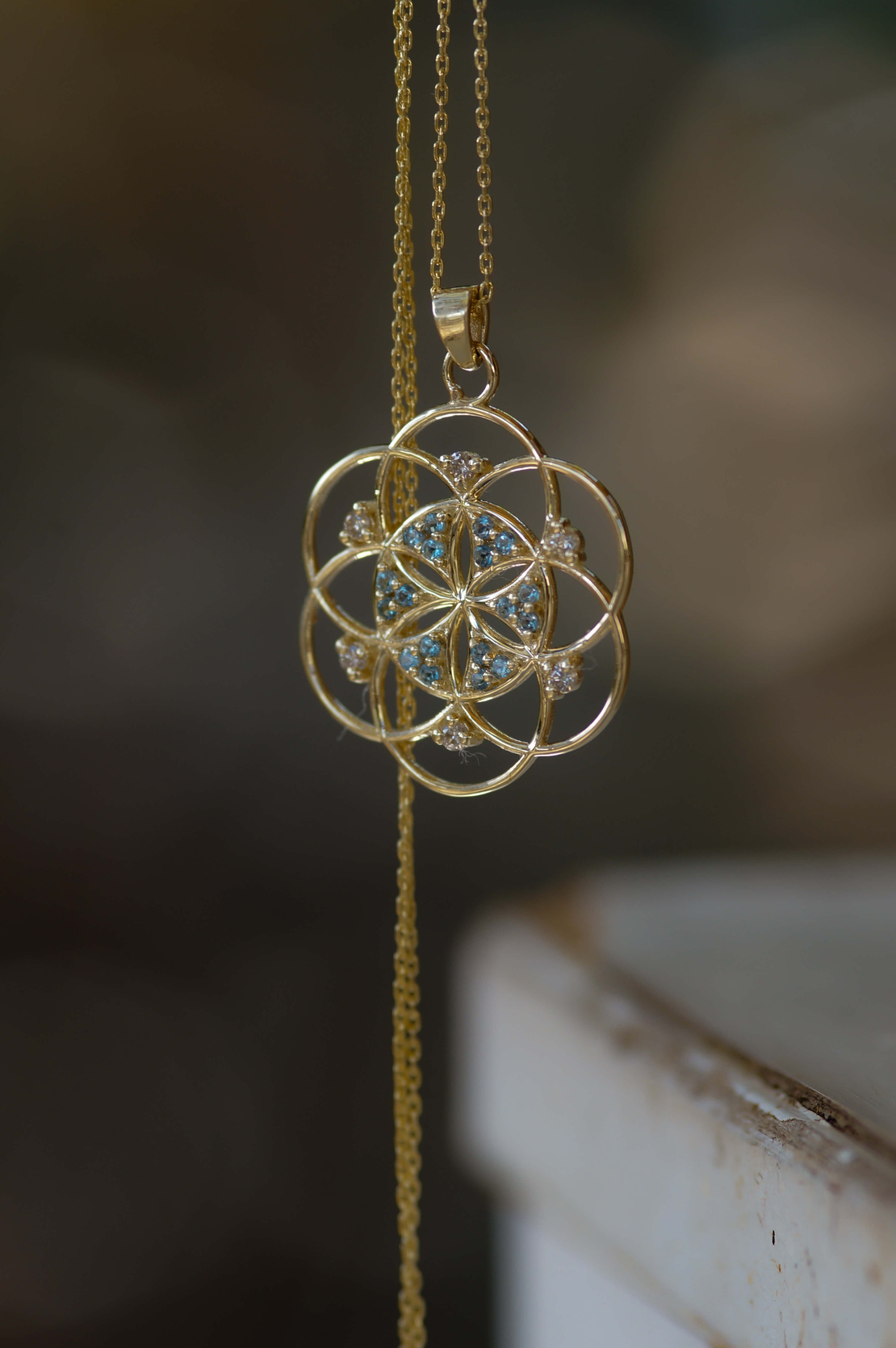 שרשרת מנדלה פרח החיים בשיבוץ בלו טופז ויהלומים