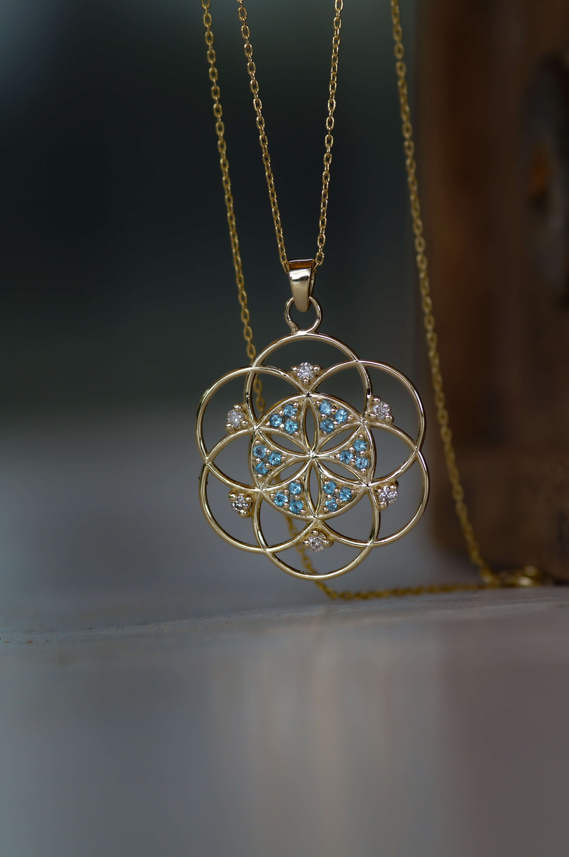 שרשרת מנדלה פרח החיים בשיבוץ בלו טופז ויהלומים