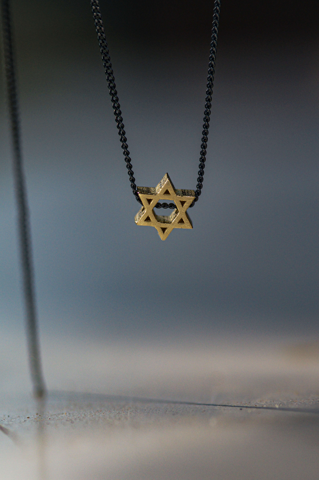שרשרת תליון מגן דוד זהב קטן שרשרת מושחרת/עור