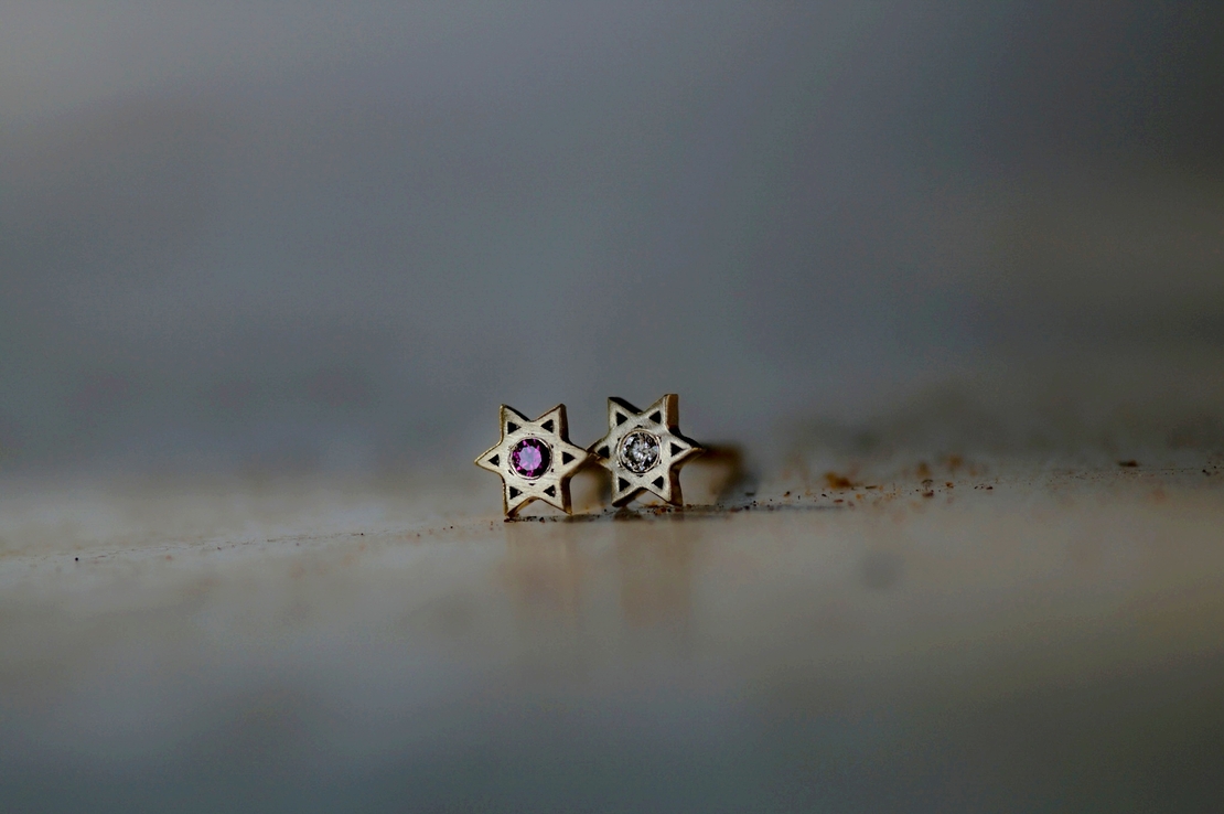עגיל מגן דוד צמוד משובץ יהלום/רובי