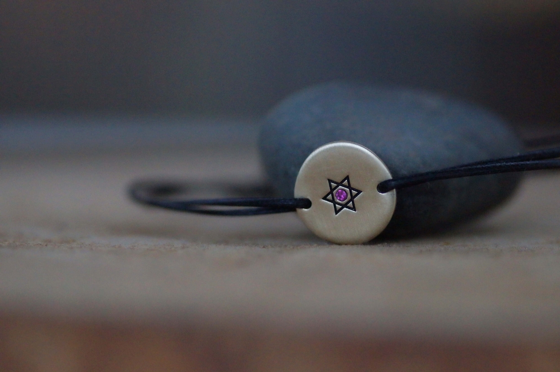 צמיד ירח חריטה מגן דוד משובץ רובי