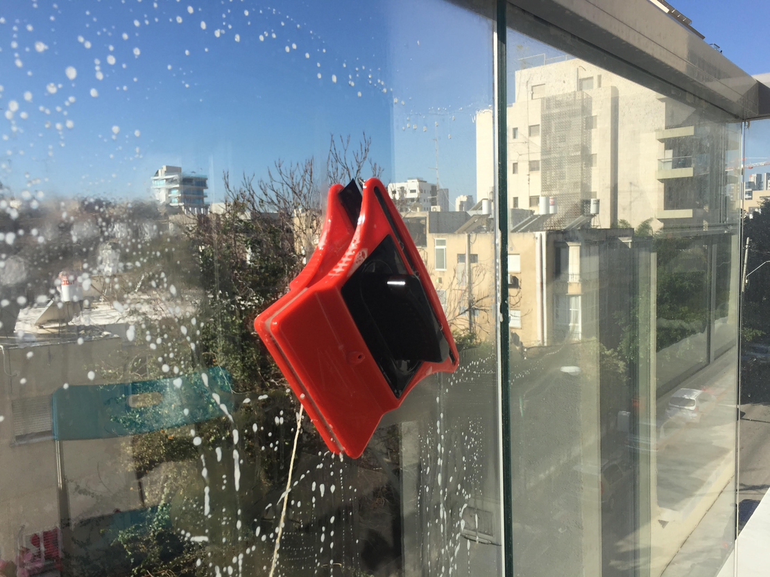 מגב הפלא המקורי לניקוי זכוכיות עבות בידודית  ומרפסות שמש עד 20מ