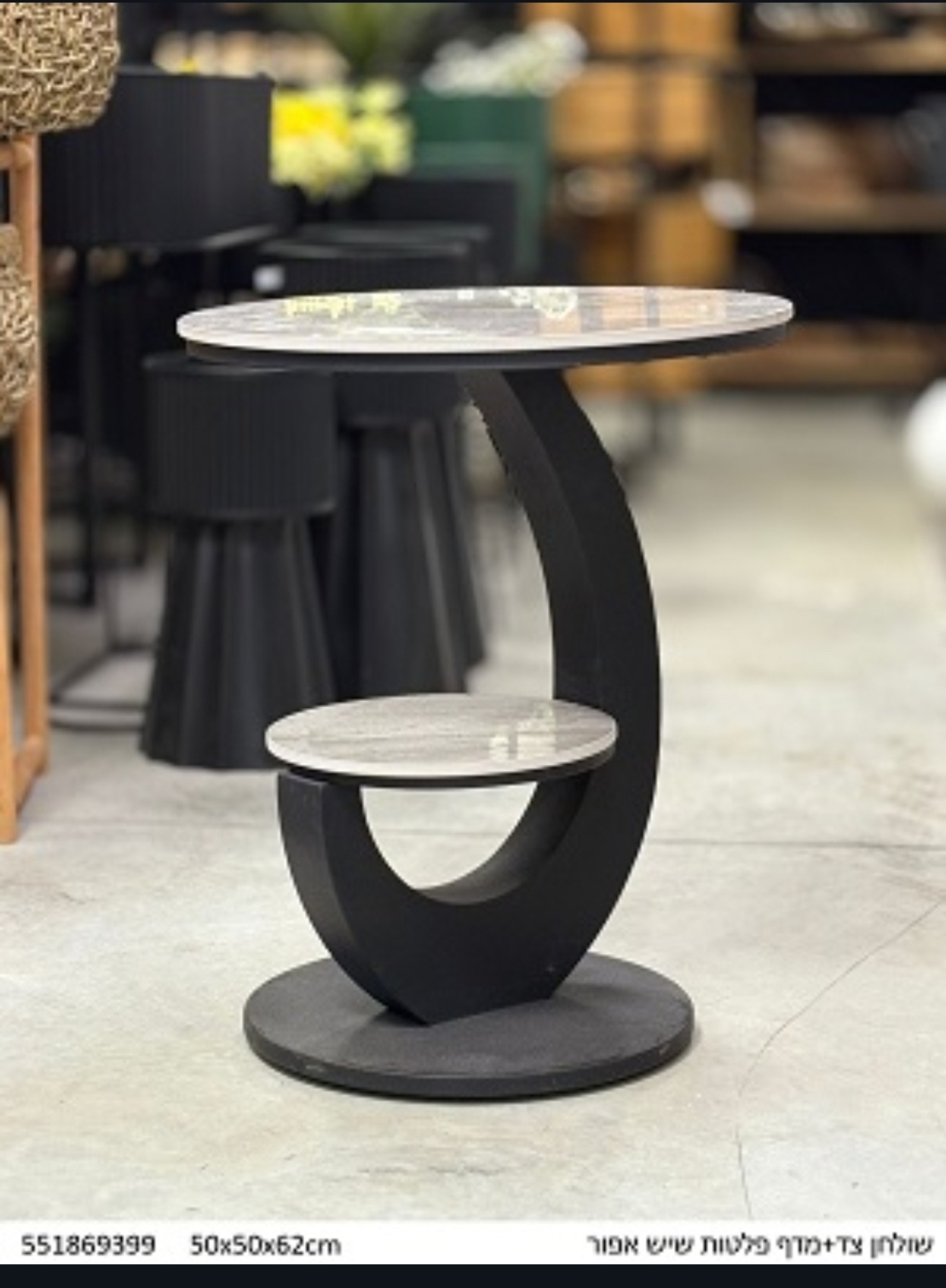 שולחן צד עם זוג פלטות בצבע שיש אפןר