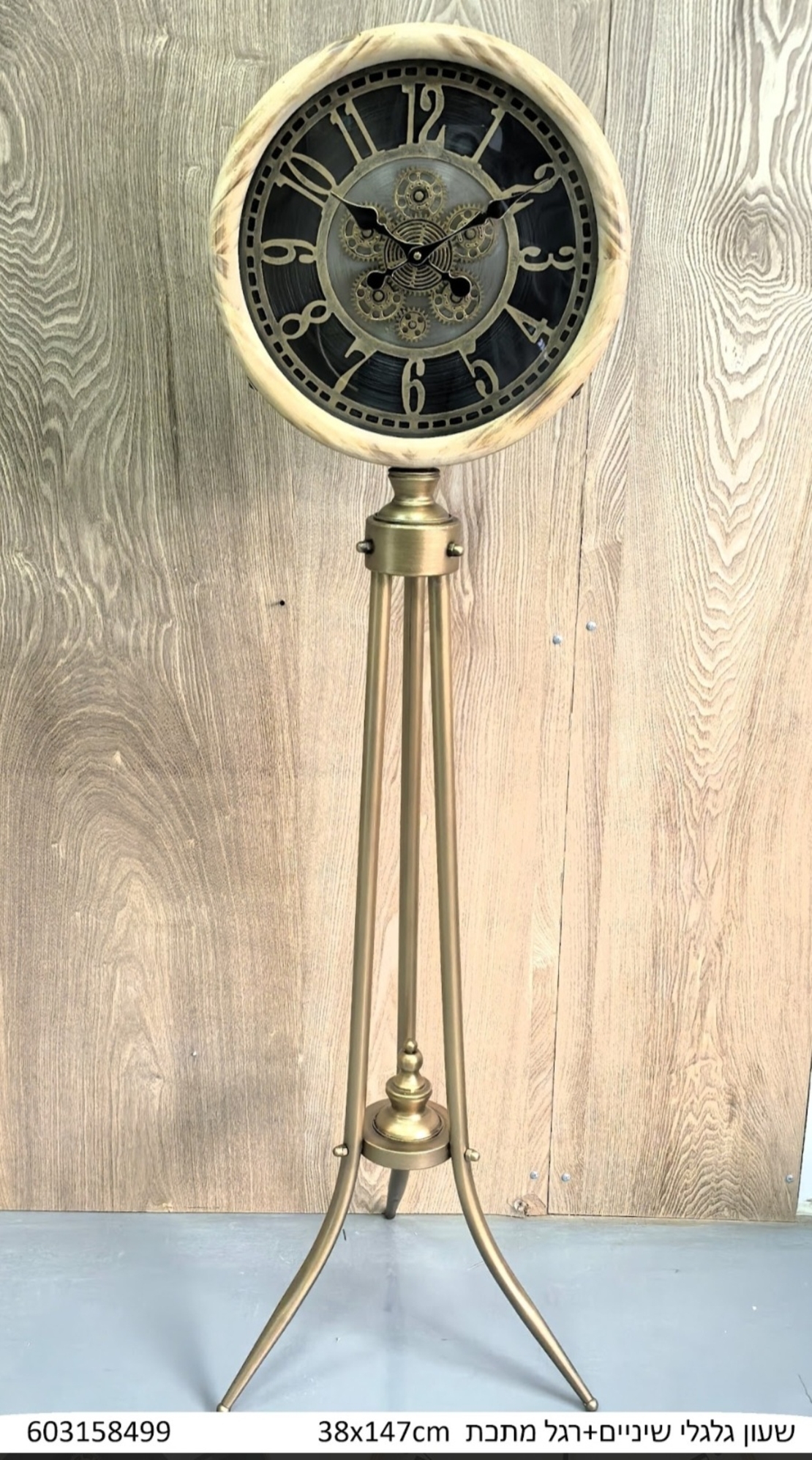 שעון עומד על חצובה