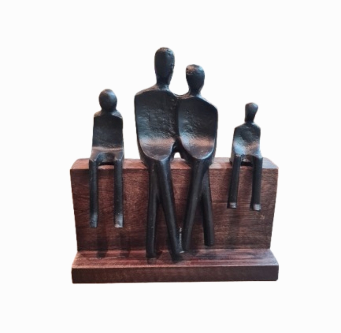 פסל משפחתי מתכת על עץ