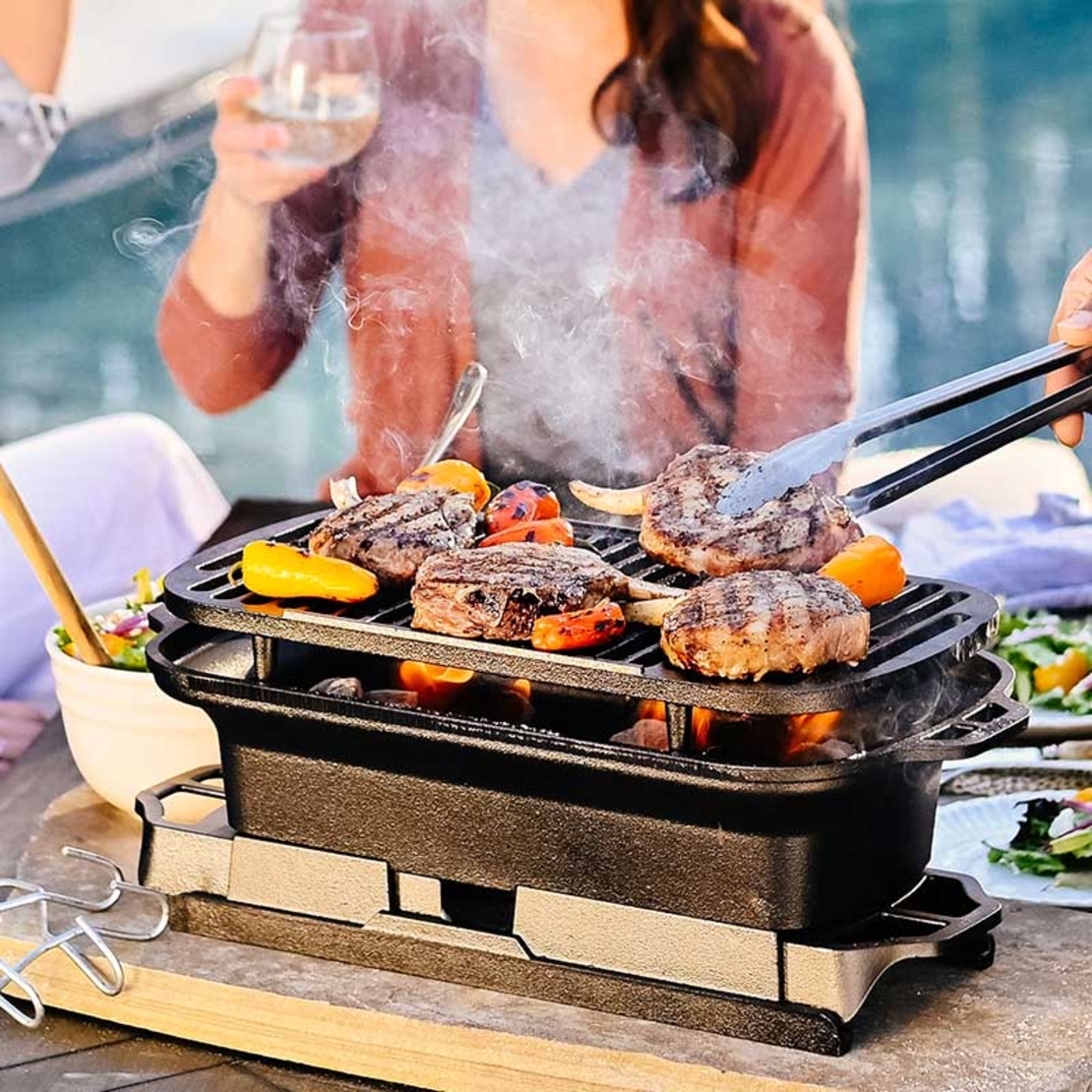 🔥 Lodge Hibachi – גריל פחמים קומפקטי מברזל יצוק עם סורג נשלף ושליטה באוויר