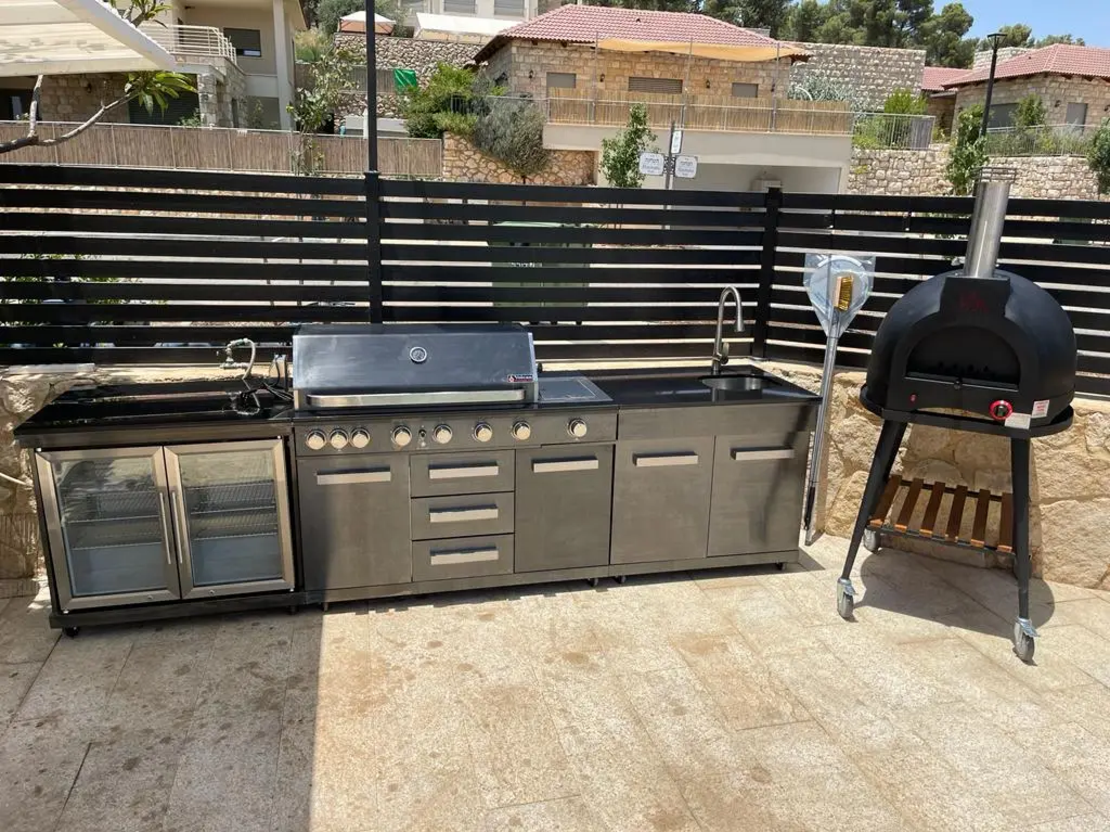 מטבח חוץ Volcan 7 Black – מטבח גינה יוקרתי מנירוסטה שחורה עם גריל 6 מבערים, מקרר וכיור