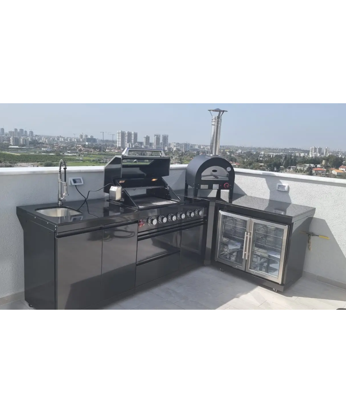 מטבח חוץ פינתי Volcan 5 Premium Black – מטבח גינה יוקרתי פינתי עם גריל, מקרר וכיור