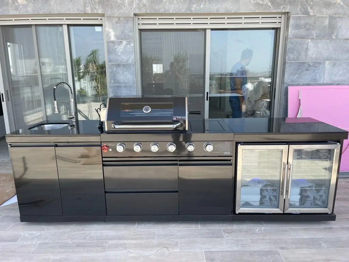 מטבח חוץ Volcan 5 Premium Black – מטבח גינה יוקרתי מנירוסטה שחורה עם גריל, מקרר וכיור