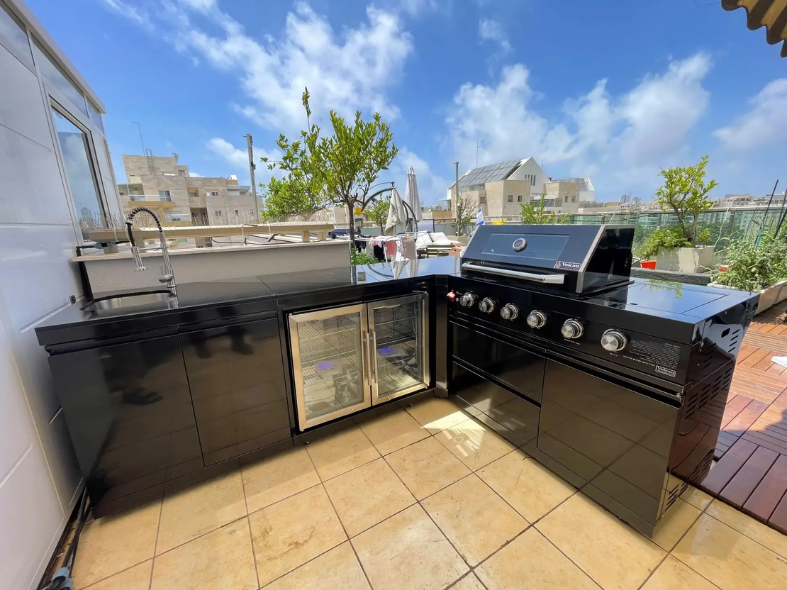 מטבח חוץ פינתי Volcan 5 Premium Black – מטבח גינה יוקרתי פינתי עם גריל, מקרר וכיור