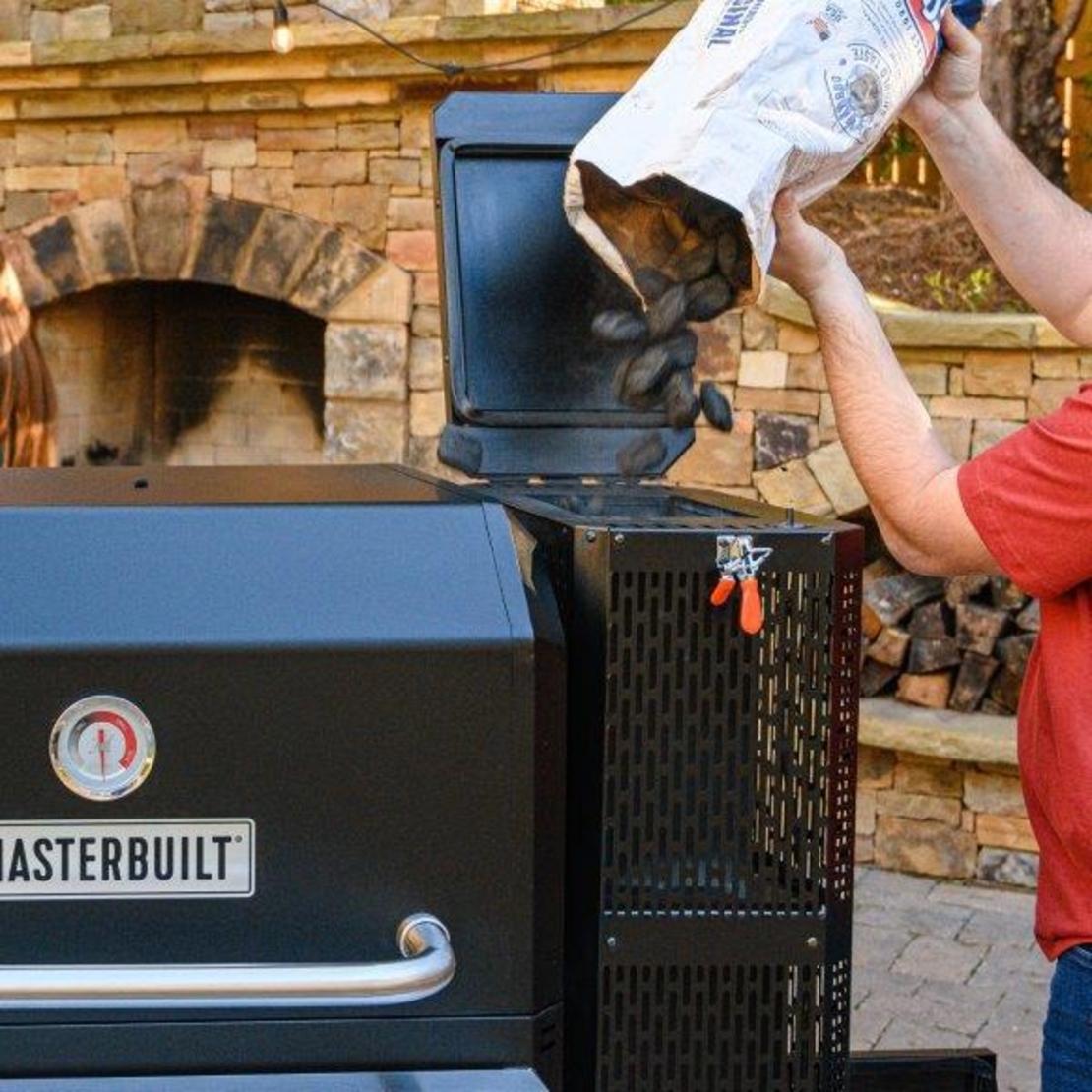 🔥 Masterbuilt Gravity Series 800 – גריל פחמים, מעשנה ופלאנצ׳ה דיגיטלית במערכת אחת
