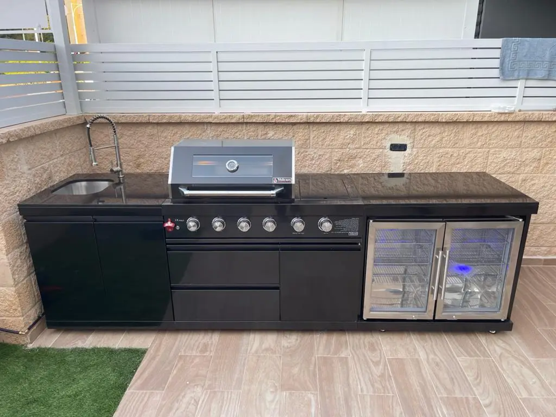 מטבח חוץ Volcan 5 Premium Black – מטבח גינה יוקרתי מנירוסטה שחורה עם גריל, מקרר וכיור