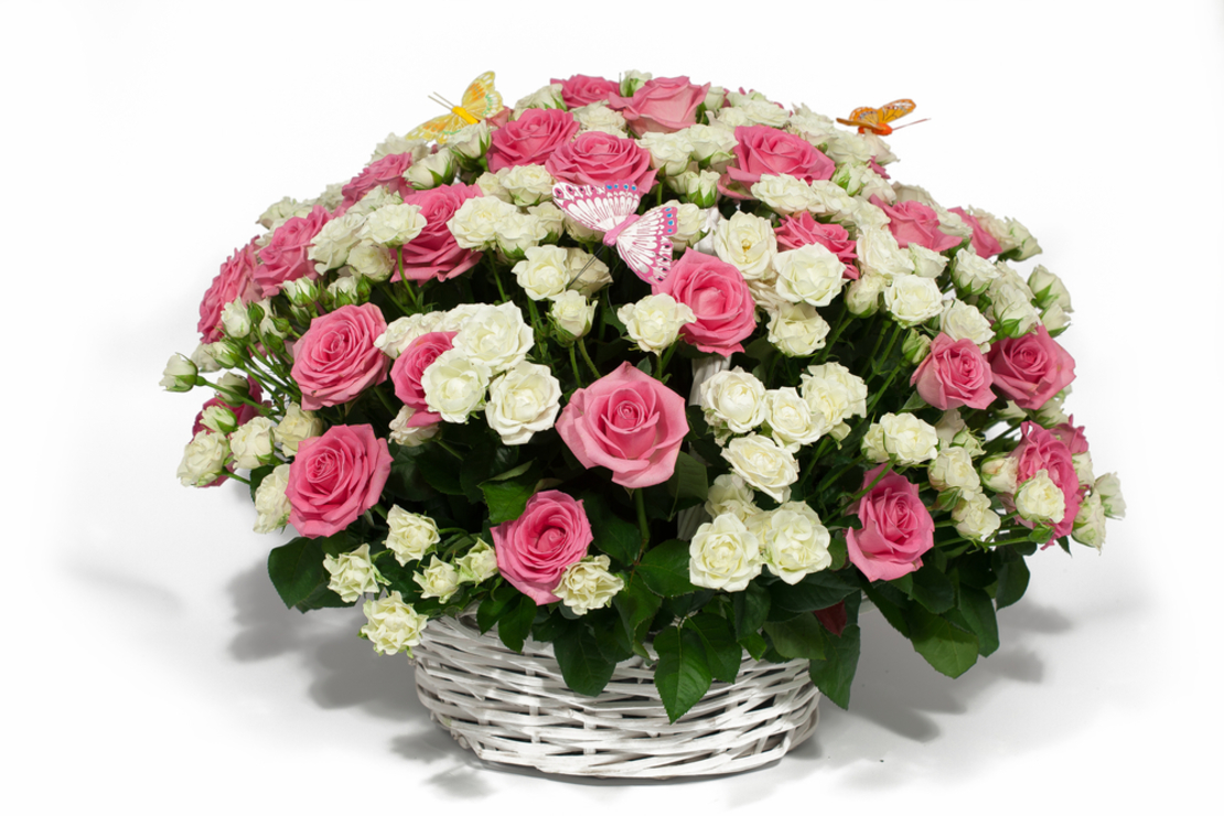 סידור פרחים מיוחד בסל עם ורדים וליזיאנטוס