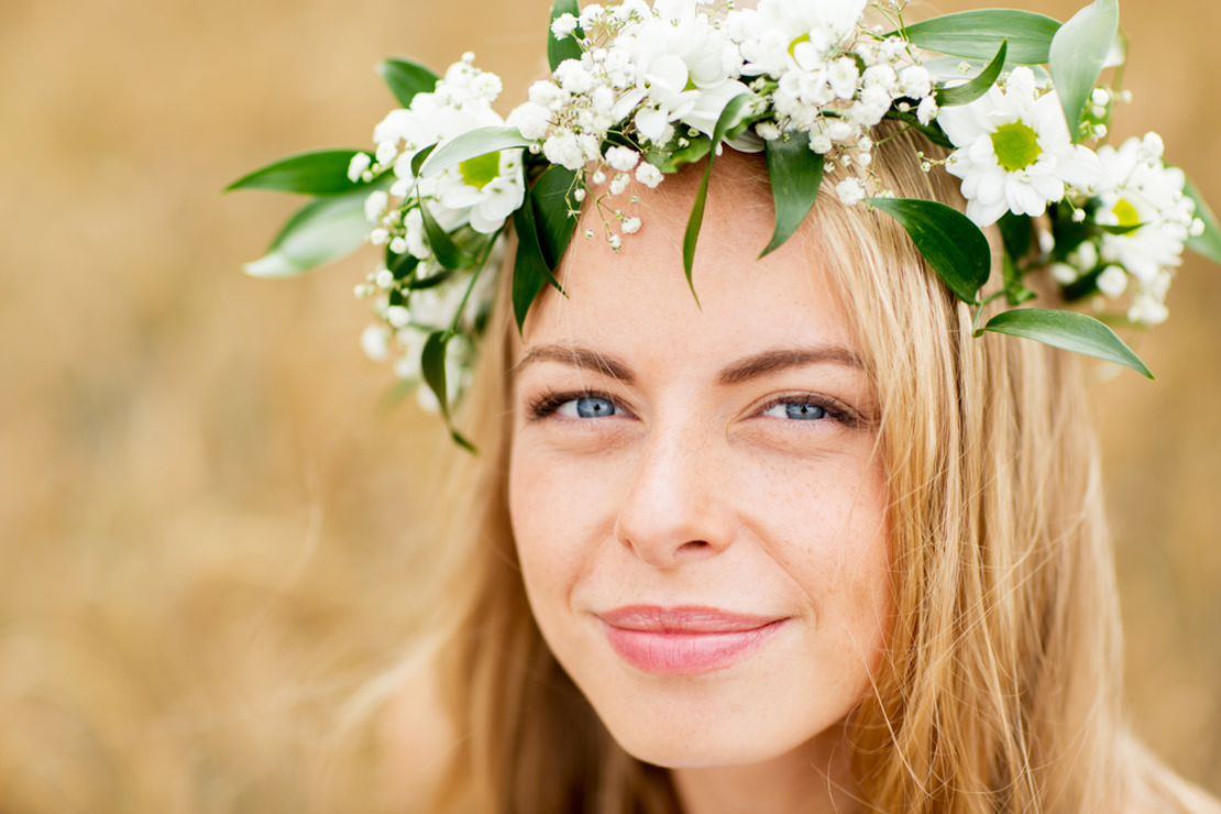 Flower crown with white daisies