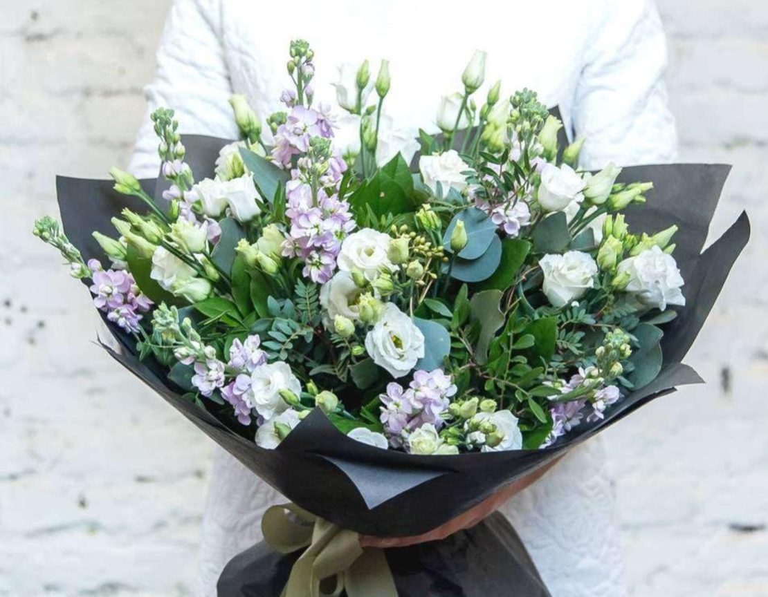 Bouquet of white lisianthus and matthiola #107