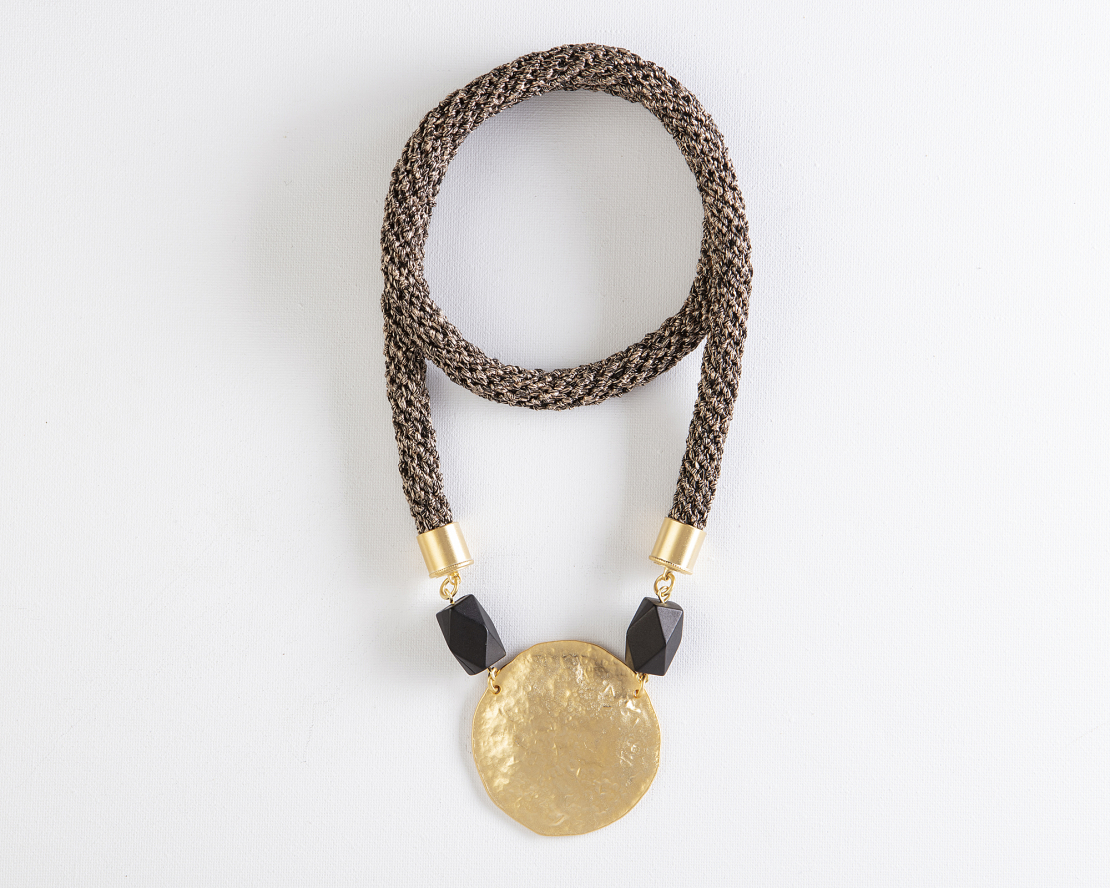 שרשרת שחורה סרוגה עם תליון עיגול מצופה זהב | דגם ענבל