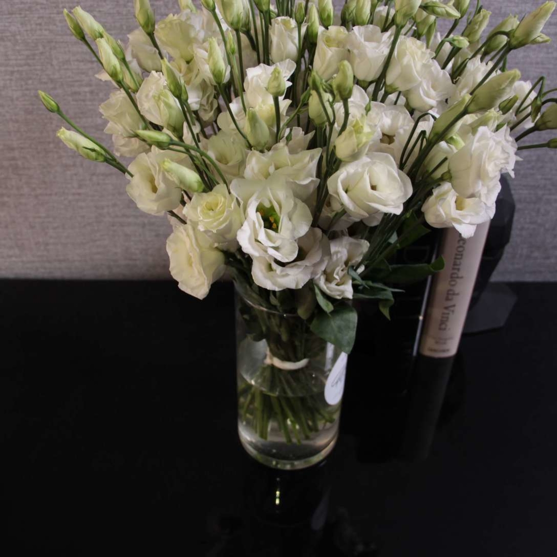 White lisianthus in a vase