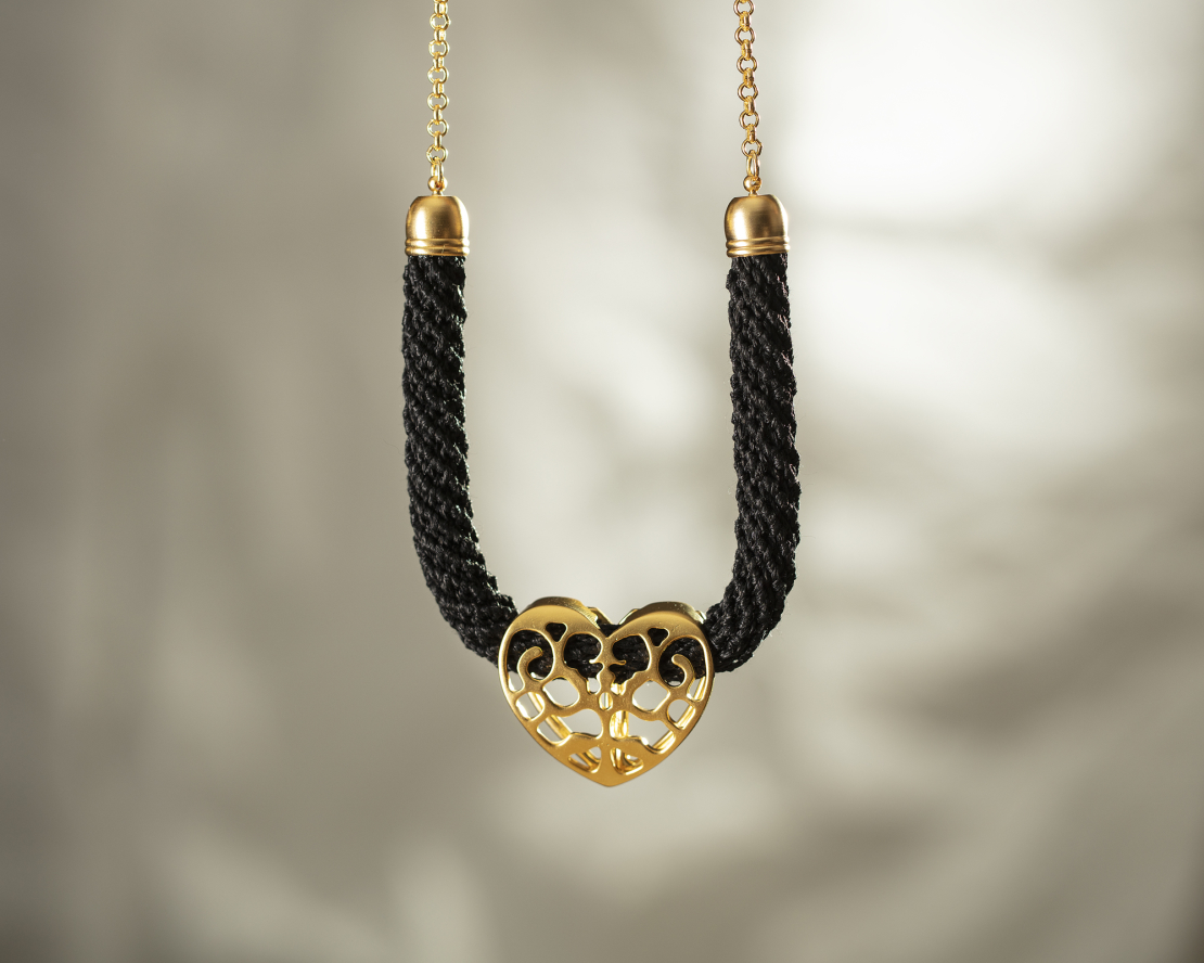 דגם רותם | שרשרת סרוגה עם תליון לב תחרה | תכשיט שחור & זהב