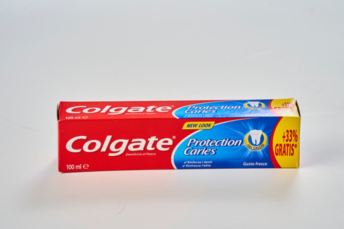 משחת שיניים קולגייט משפחתית אדומה - Colgate