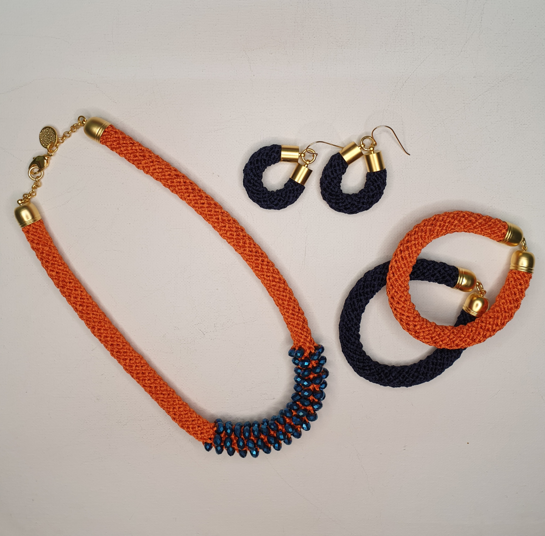 סט תכשיטים לאישה בצבע כתום שרשרת, צמידים, עגילים | סט תכשיטים סרוגים
