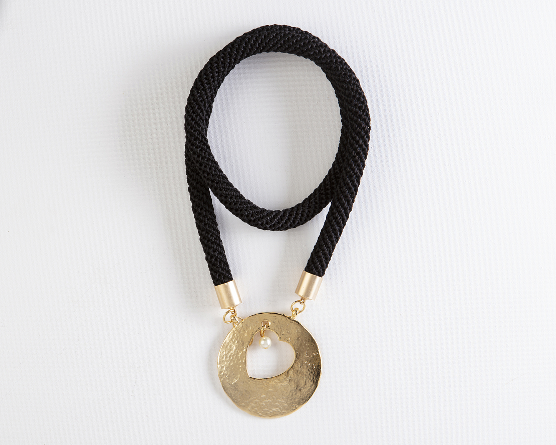 שרשרת שחורה סרוגה ארוכה עם תליון לב גדול מצופה זהב | דגם יערה