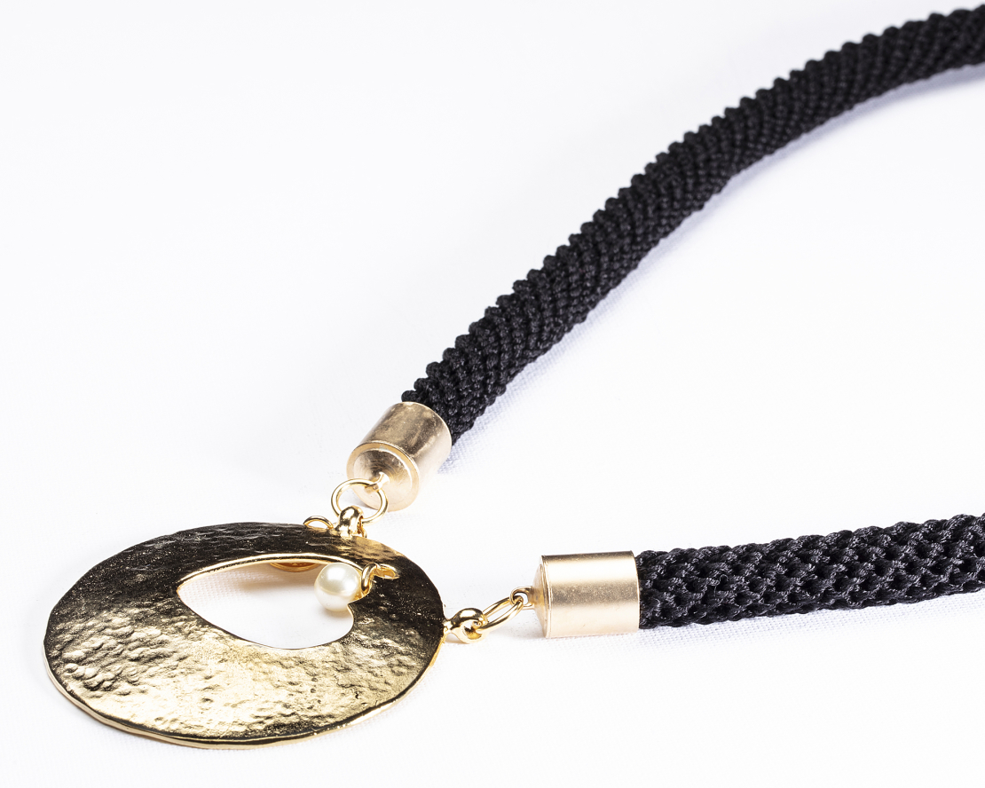 שרשרת שחורה סרוגה ארוכה עם תליון לב גדול מצופה זהב | דגם יערה