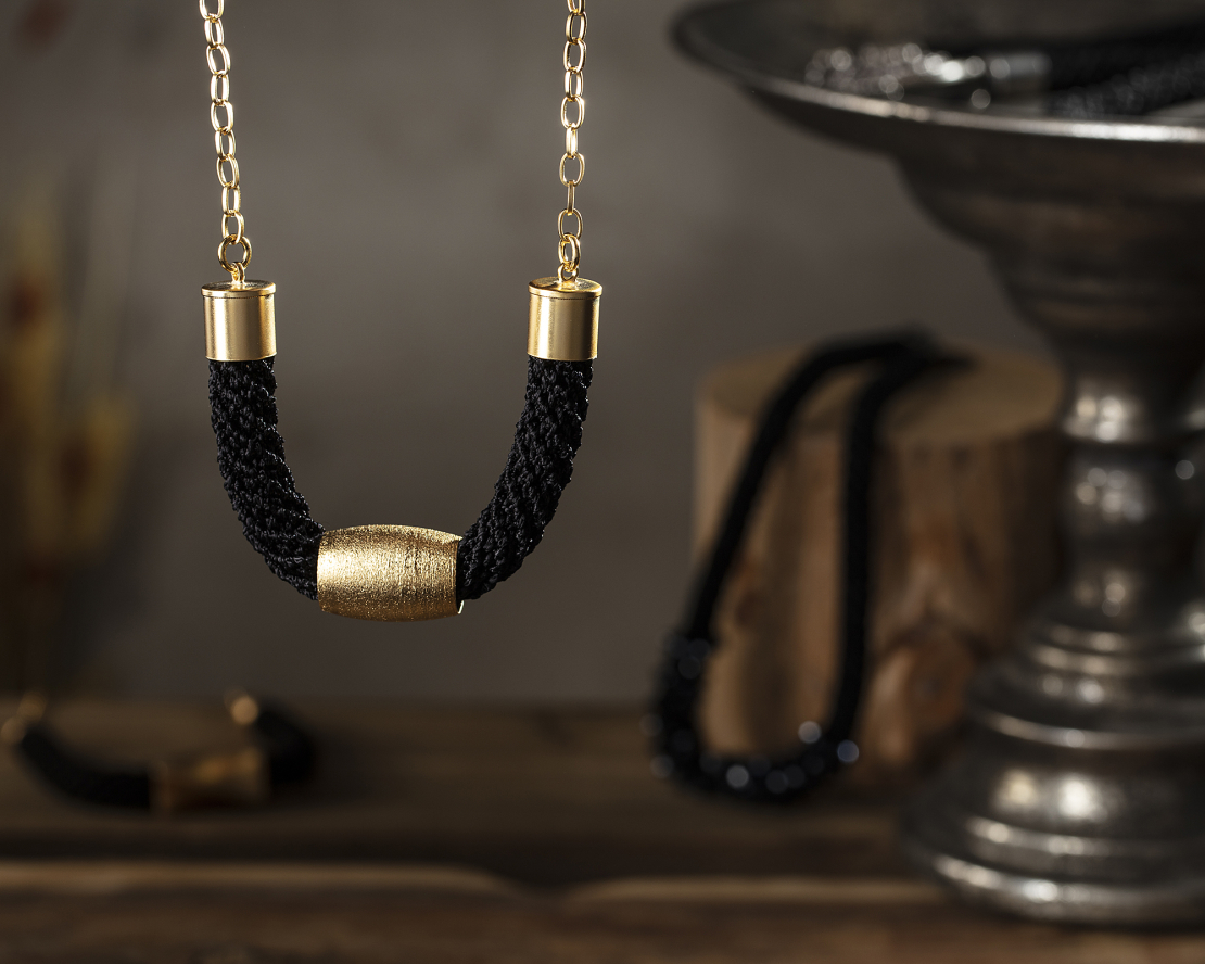 דגם חגית | שרשרת סרוגה שחורה עם גליל מצופה זהב | תכשיט שחור & זהב