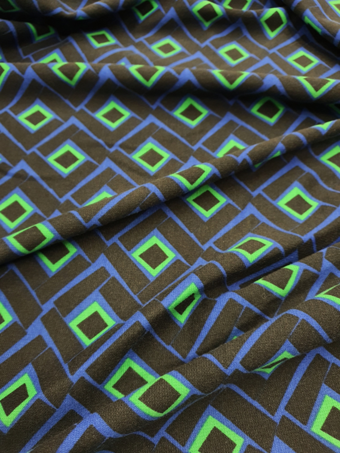 ג'רסי גוצ'י שחור דפוס גאומטרי גווני ירוק וכחול 