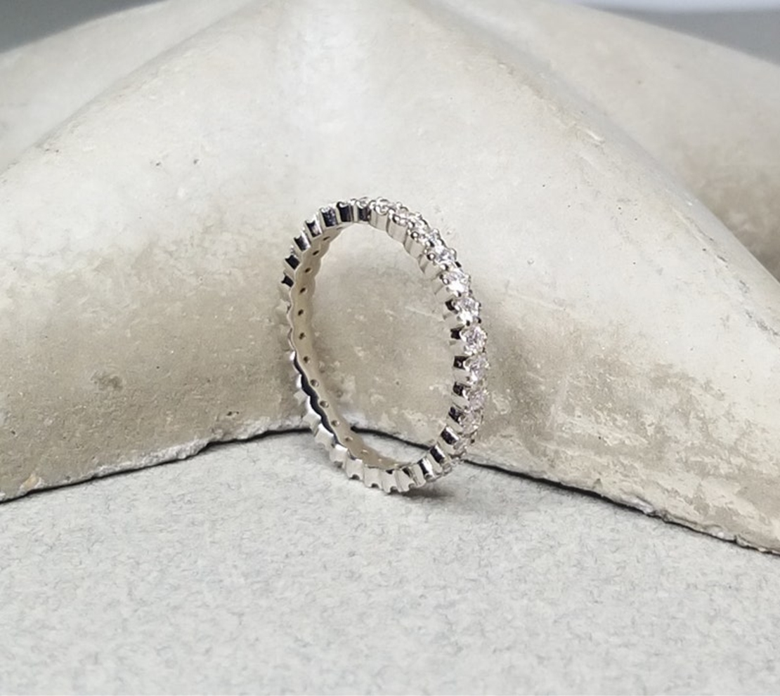 טבעת איטרניטי מזהב לבן משובצת יהלומים