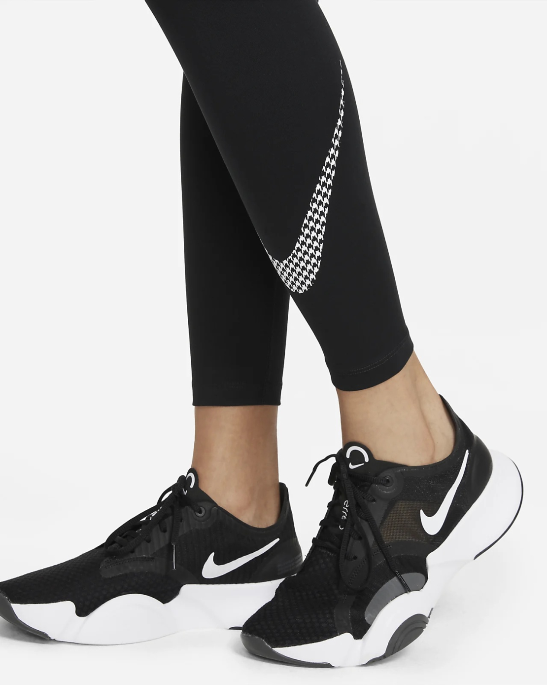 טייץ נייק לנשים | Nike Dri-FIT One Icon Clash Mid-Rise Graphic Leggings