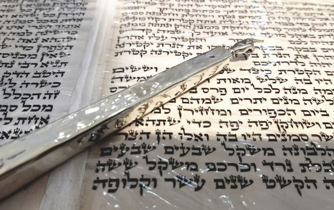 Torah reading hand 