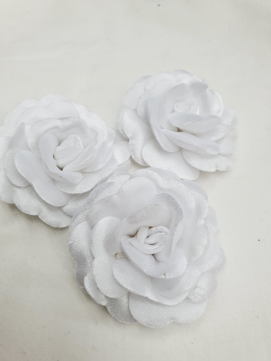 פרח סטן צבע לבן מארז של 3 יחידות 