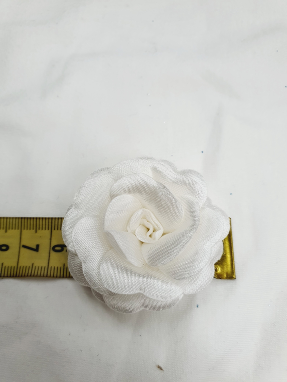 פרח סטן צבע שמנת מארז של 3 יחידות 