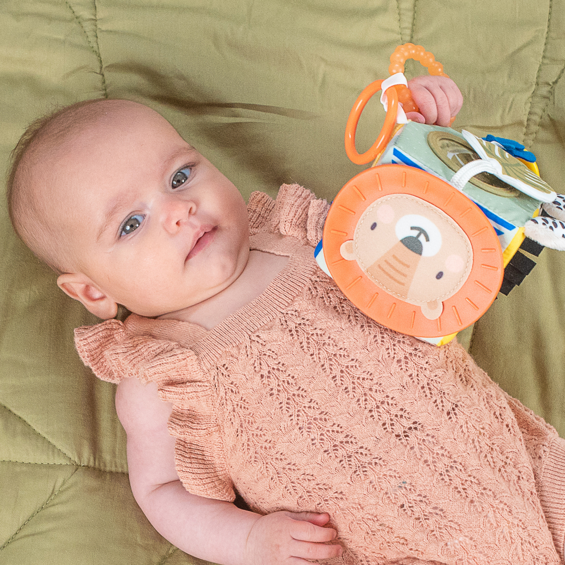 1# - כל אחד ישמח לבת : מתנת לידה ובה סל צבעוני קלוע המכיל קוביית סקרנות צבעונית אינטראקטיבית, שלישיית חיתולי טטרה וכובע לתינוק