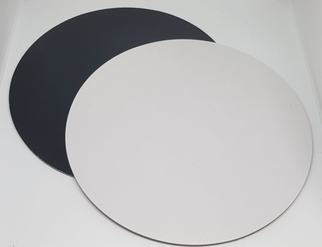 113CD - תחתית לעוגה 'פוקר' עגולה 29 0'מ, 4 מ״מ צד שחור צד לבן