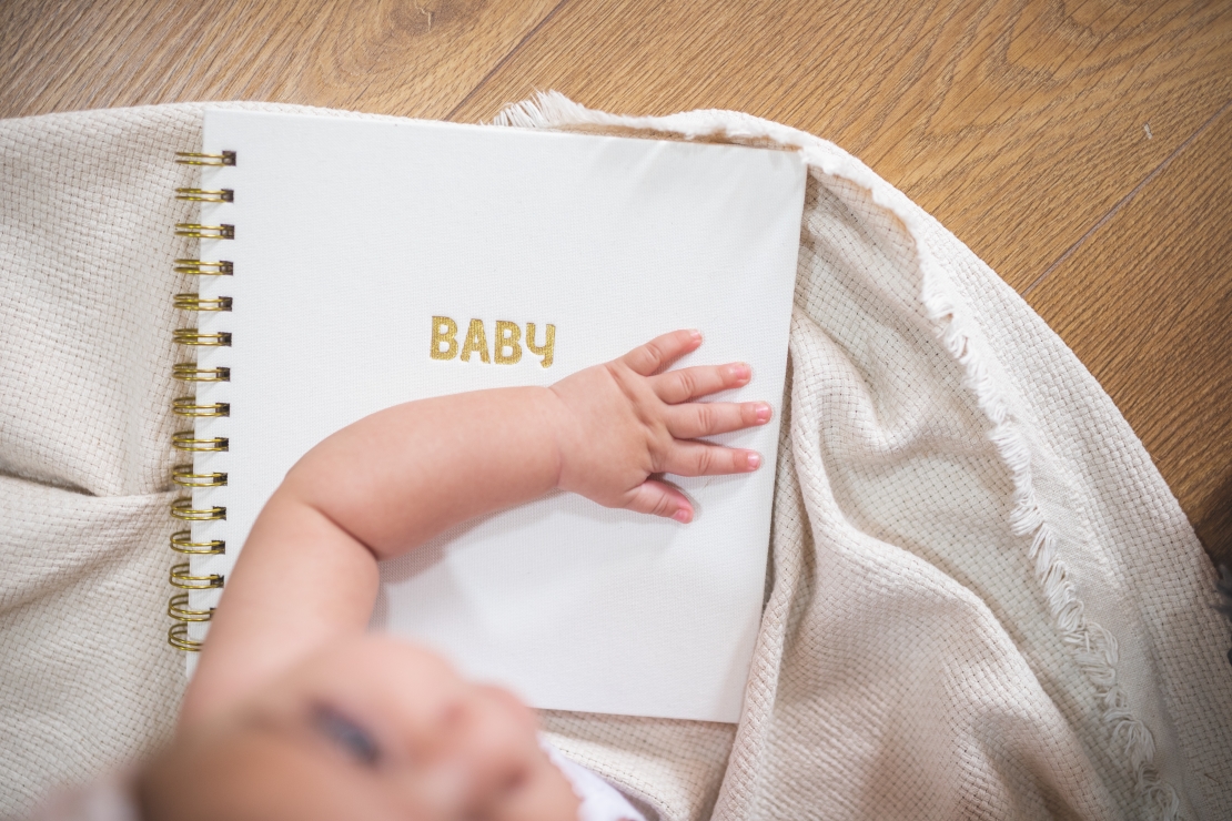BABY BOOK - מארז ספר השנה הראשונה + קיט טביעת יד/רגל