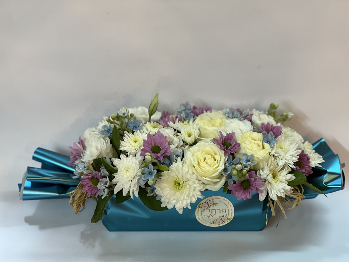 סידור פרחים בעיצוב סוכריה בצבע כחול