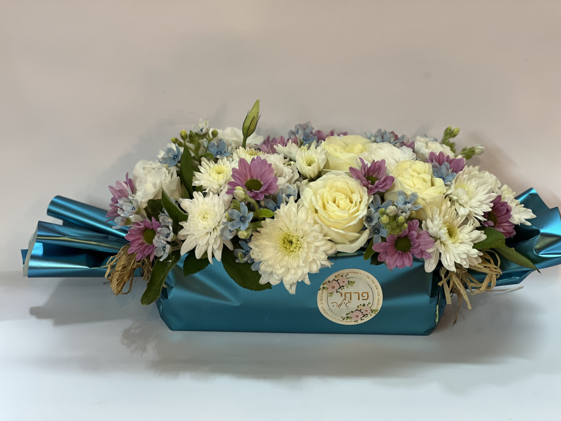 סידור פרחים בעיצוב סוכריה בצבע כחול