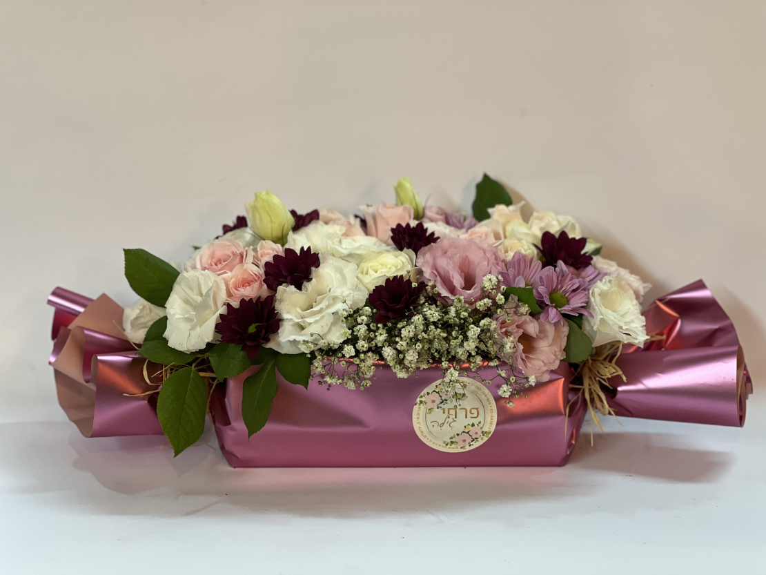 סידור פרחים בעיצוב סוכריה בצבע ורוד