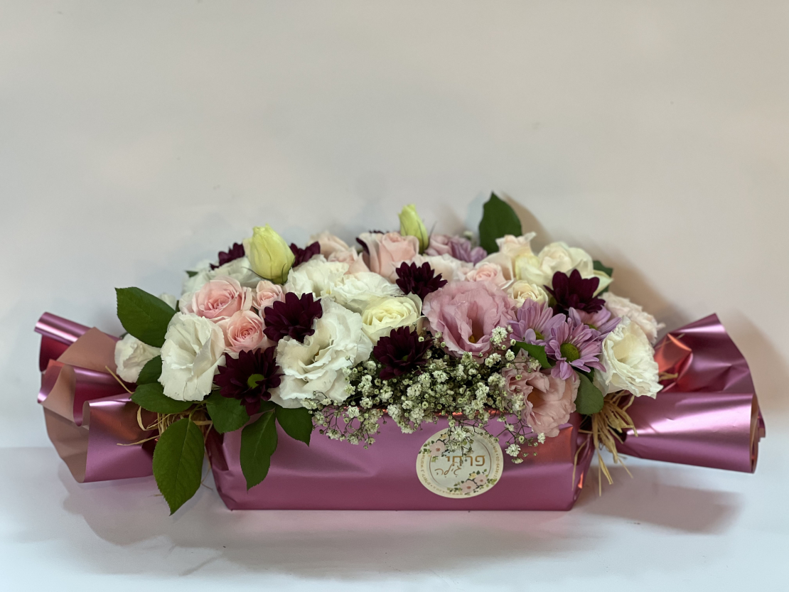 סידור פרחים בעיצוב סוכריה בצבע ורוד