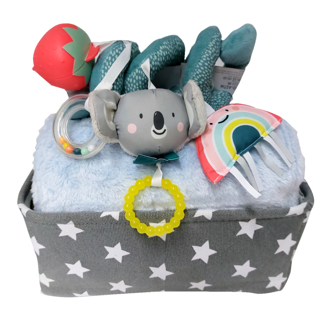 8# - אושר ענוג לבן : מתנה ליולדת - קופסת צעצועים, שמיכה רכה לתינוק, ספירלת קואלה משגעת לסלקל/ עגלה עם קופסת תות