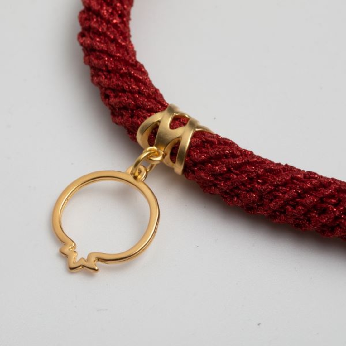 שרשרת סרוגה אדומה עם תליון רימון מצופה זהב | דגם נופר