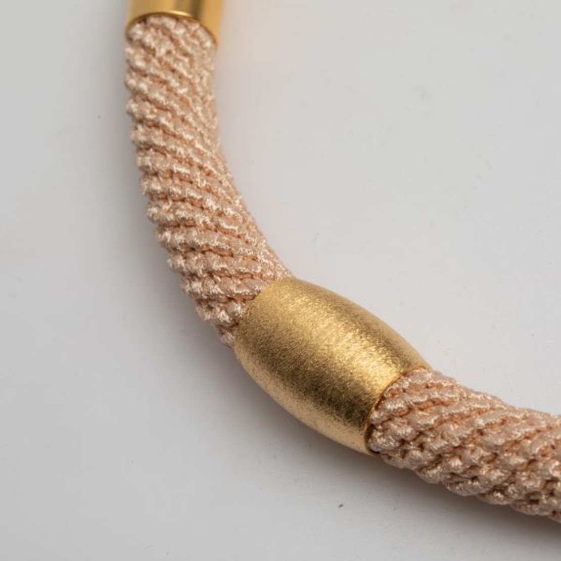 דגם חגית | שרשרת סרוגה עם תליון מצופה זהב | תכשיט אפרסק & זהב